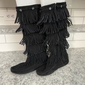 Minnetonka Moccasin 5 Layer Fringe Boot - Size 8 Womens